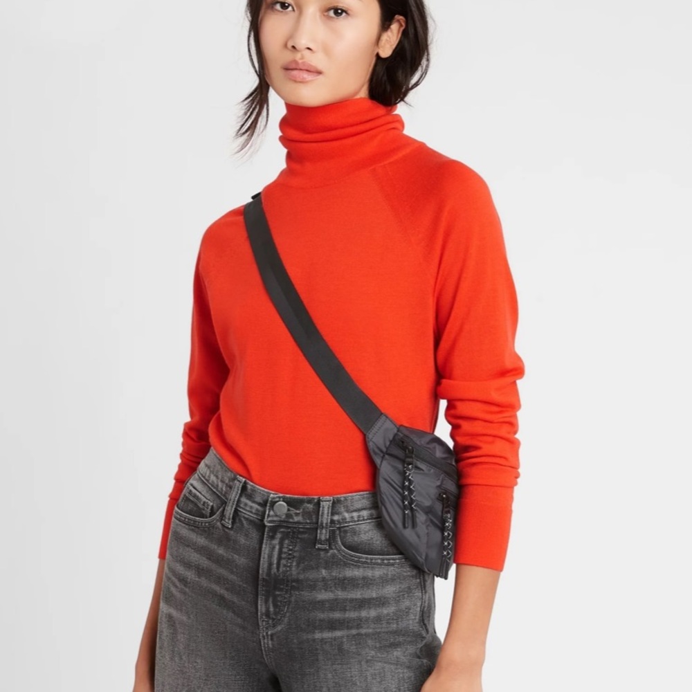 Banana Republic 100% Merino Wool Turtleneck Size M